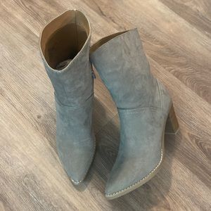 Universal Thread Elaine Faux Suede Mid Shaft Block Heel Boots Taupe 8.5